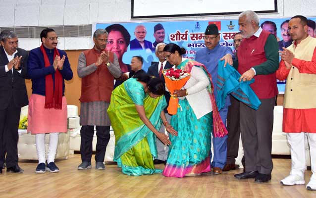 అమర జవాన్ తల్లి కాళ్లు మొక్కిన రక్షణ మంత్రి
