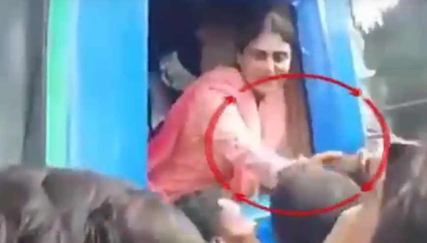 ప్రచారంలో దొంగలు : షర్మిల ఉంగరం లాక్కోబోయాడు