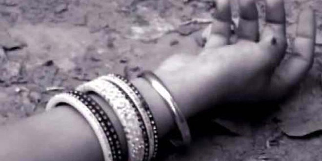 కూతురు కనిపించట్లేదని తల్లి ఆత్మహత్య