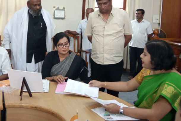 నామినేషన్ వేసిన సుమలత
