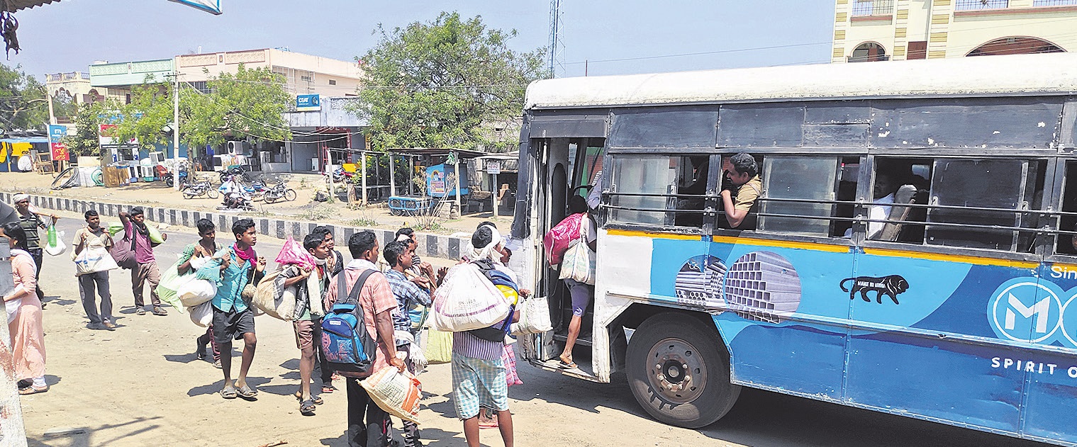 ఇంటి దారి పట్టిన వలస కూలీలు