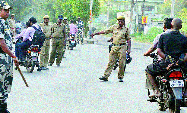 ఐదురోజుల్లో 31 కోట్లు: వాహన తనిఖీలు ముమ్మరం చేసిన పోలీసులు