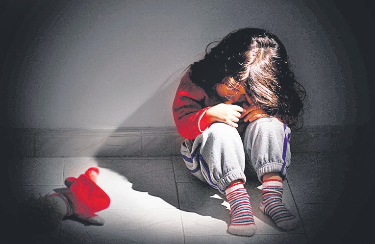 నాలుగేళ్ల బాలికపై ఆయాల లైంగిక దాడి