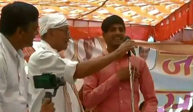 దిగ్విజయ్ కి షాకిచ్చిన యువకుడికి బీజేపీ సన్మానం
