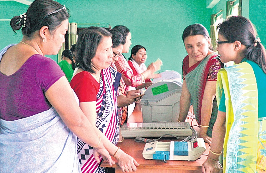 పోలింగ్‌ సిబ్బంది అంతా ఆడవారే !