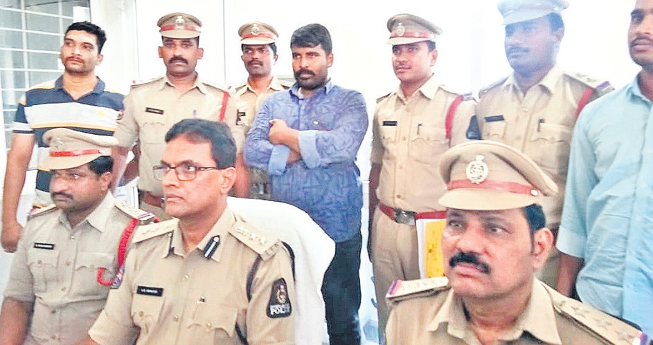 ట్రాన్స్‌జెండ‌ర్లే అత‌ని టార్గెట్‌