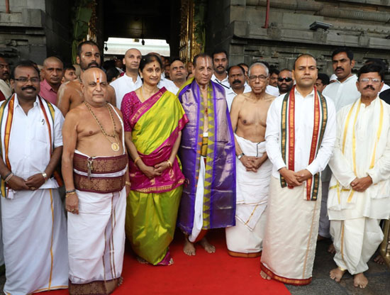 శ్రీవారిని దర్శించుకున్న గవర్నర్ దంపతులు