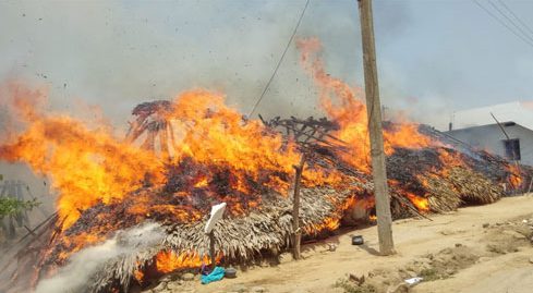 ప్రచారంలో బాణసంచా : 29 గుడిసెలు దగ్ధం