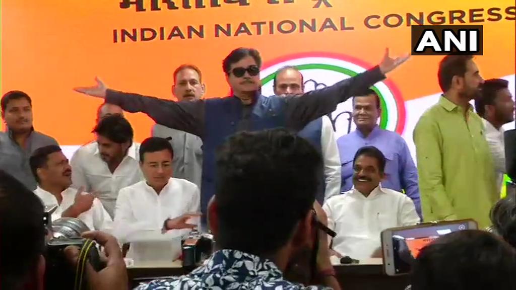కాంగ్రెస్ లో చేరిన శతృఘ్నసిన్హా : ప్రసంగంలో తడబాటు