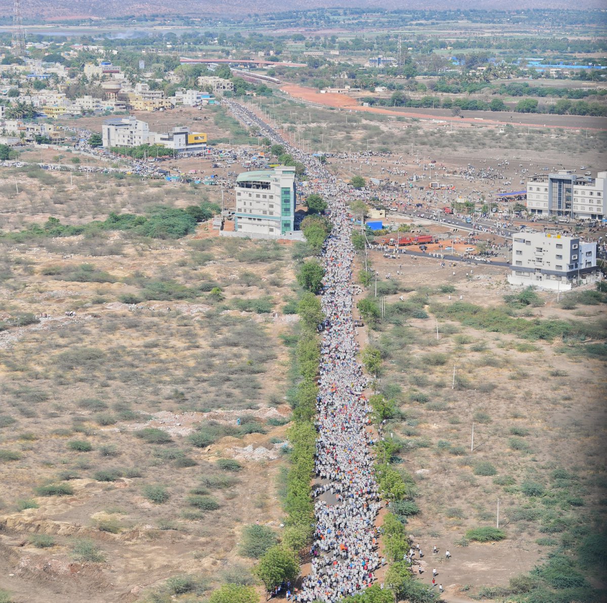 కర్ణాటకలో మోడీ ప్రభంజనం : జనంతో నిండిన దారులు