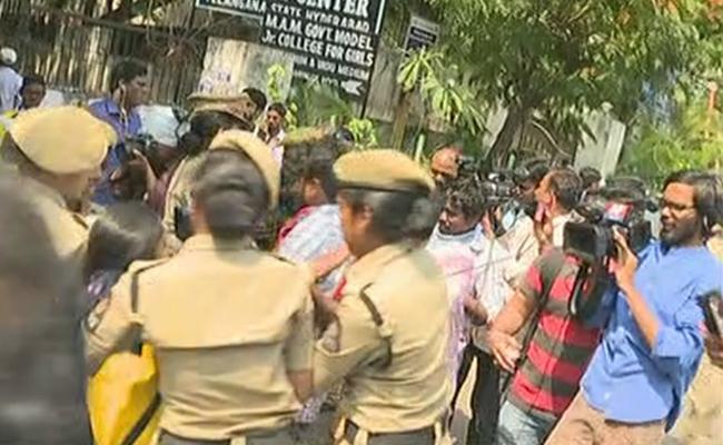ఇంటర్ బోర్డును ముట్టడించిన విద్యార్థి సంఘాలు