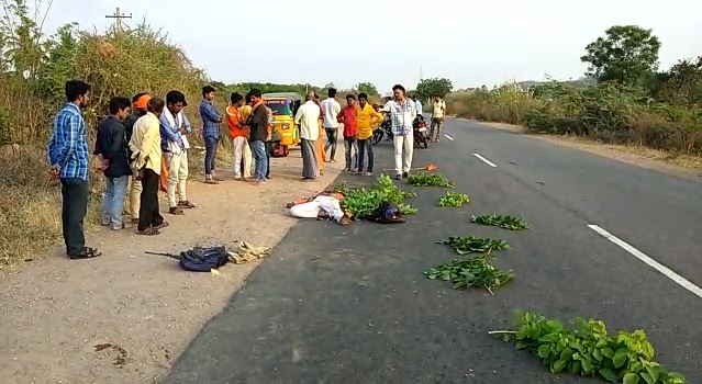 కొండగట్టులో స్వాములపైకి దూసుకెళ్లిన లారీ : ఇద్దరు మృతి