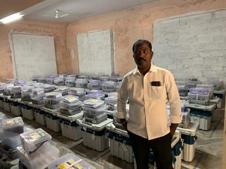 EVMలతో TRS నేత : కేసు నమోదు