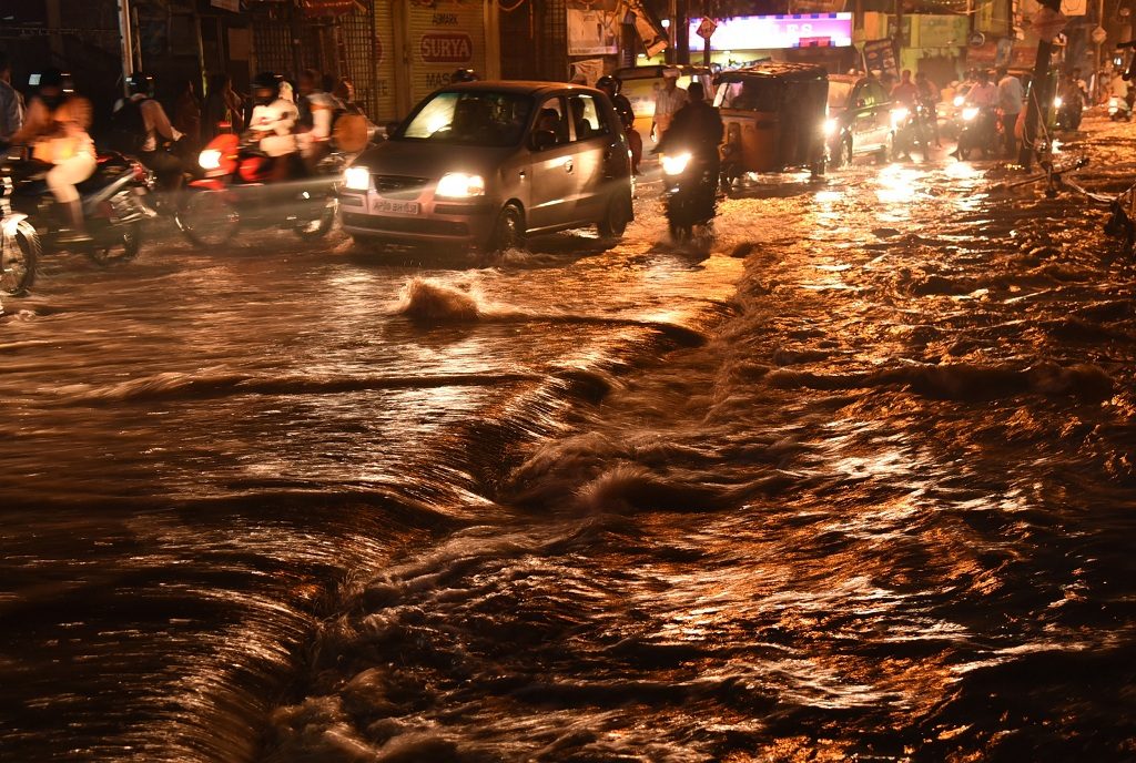 హైదరాబాద్ లో అర్ధరాత్రి దంచికొట్టిన వర్షం