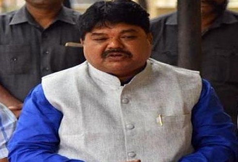 ST రిజర్వేషన్లపై సీఎం ఇంటిని ముట్టడిస్తాం : రాములు నాయక్