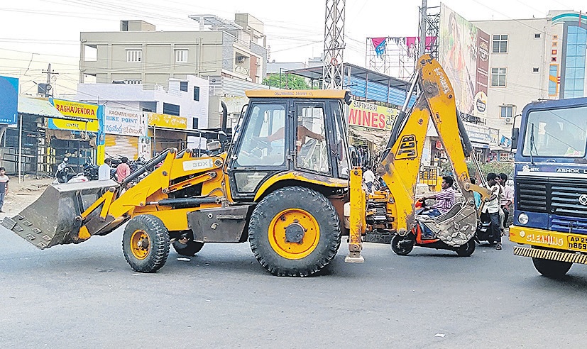 ప్రాణాలు తీస్తున్న సిగ్నల్ లేని రోడ్లు