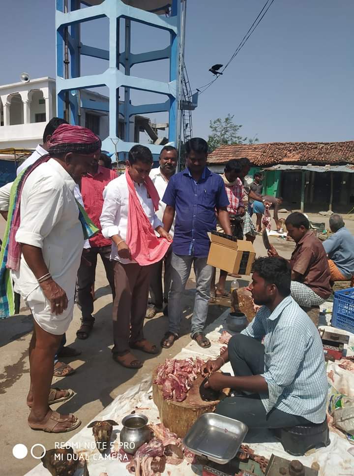 కార్మికుల జీతాల కోసం సర్పంచ్ భిక్షాటన