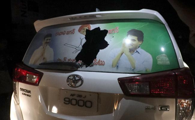 వైసీపీ అభ్యర్థి కారుపై జనసేన కార్యకర్తల దాడి