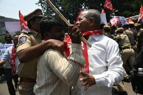 ఇంటర్ బోర్డు ఎదుట వామపక్ష నేతల ఆందోళన