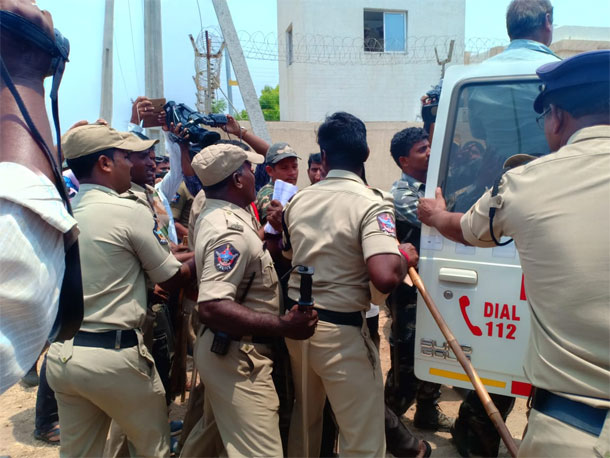 ఏపీ సచివాలయం వద్ద ఉద్రిక్తత