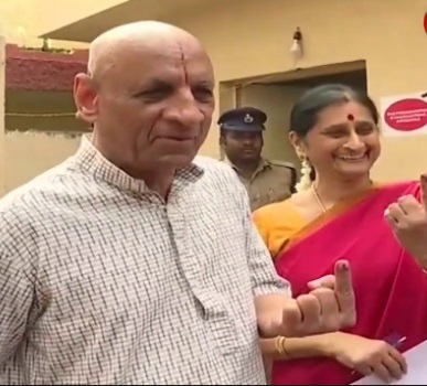ఓటు వేసిన గవర్నర్ దంపతులు