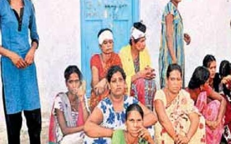 హిజ్రాలను నడిరోడ్డు మీద ఉరికించి కొట్టారు