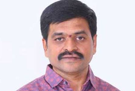 ఈవీఎంను నేలకేసి కొట్టిన జనసేన అభ్యర్థి