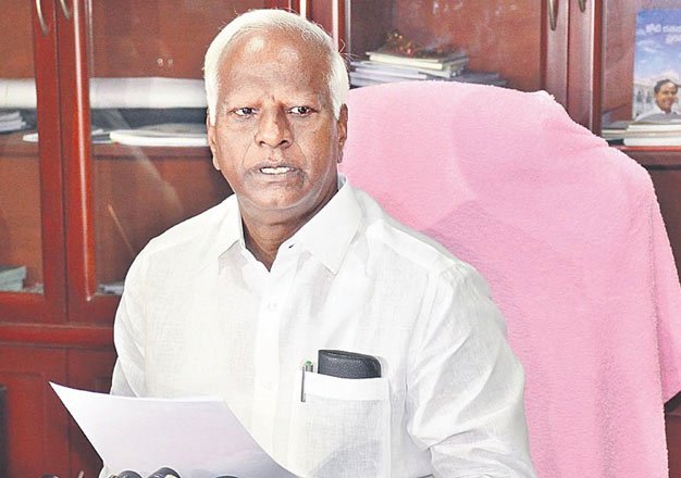 అంబేద్కర్ విగ్రహం తొలగింపుపై విచారణ జరపాలి: కడియం