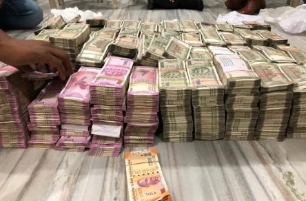 సీఎం కారులో రూ.1.8 కోట్లు : చౌకీదార్ దొంగ అన్న కాంగ్రెస్