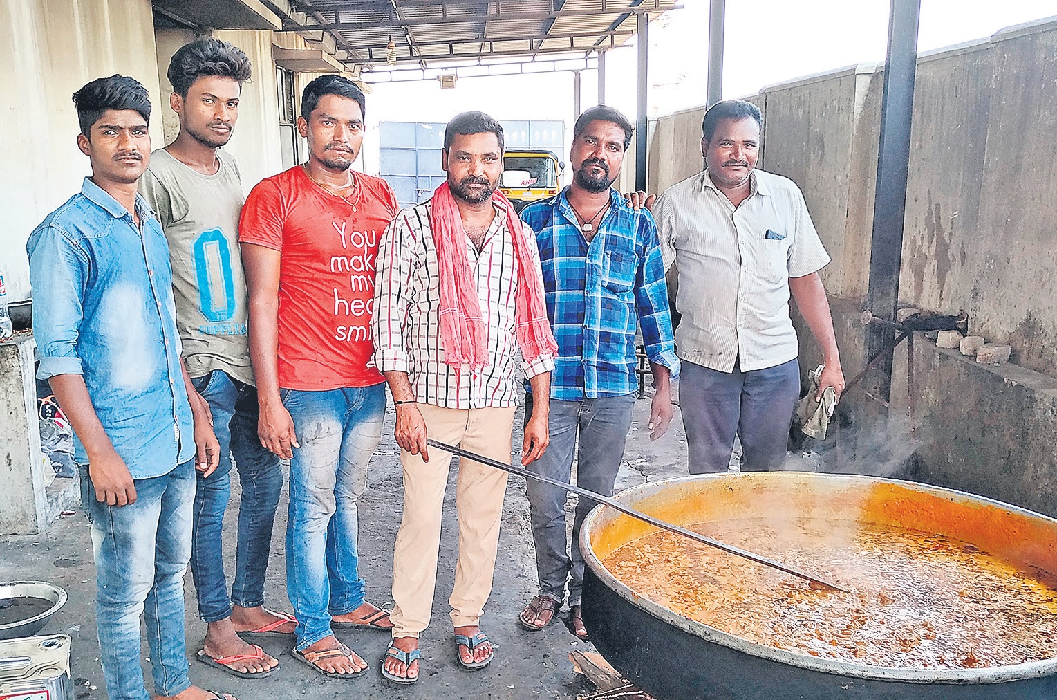 ఆర్డర్లే..ఆర్డర్లు : ఊరంతా వంట మాస్టర్లే..
