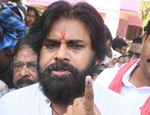 ఓటు వేసిన పవన్..ఈవీఎంల మొరాయింపుపై అసంతృప్తి