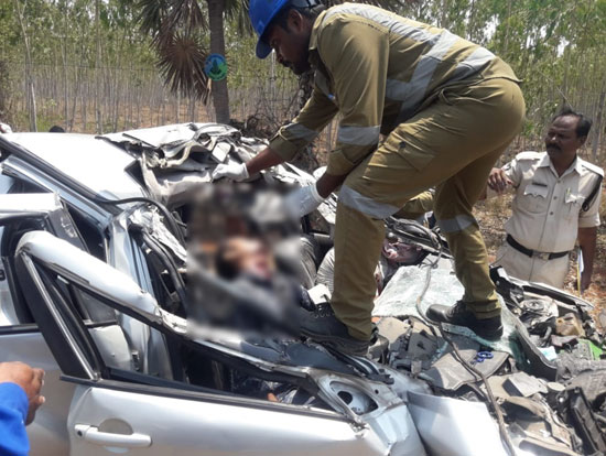 కారు ప్రమాదంలో నలుగురు మృతి