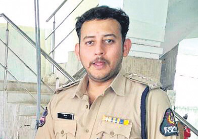 ‘అండర్కవర్’నంటూ అడ్డం గా దొరికాడు!