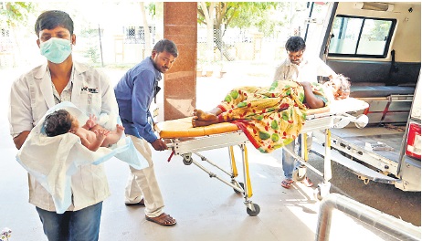 నడిరోడ్డు పై మహిళ ప్రసవం: సర్కారు దవాఖానాలో వసతుల లేమి