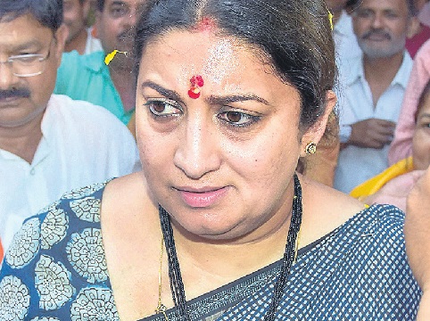 రాహుల్ అబద్ధాలు చెప్తున్నడు: స్మృతి ఇరానీ