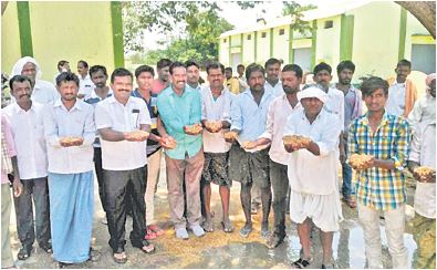 తడిసిన ధాన్యం కొనుగోలు చేయాలని రైతుల రాస్తారోకో