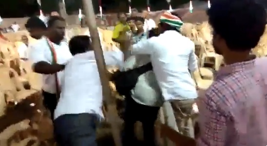 ఖాళీ కుర్చీలను ఫొటో తీశాడని జర్నలిస్ట్ ను కొట్టిన కాంగ్రెస్ కార్యకర్తలు..