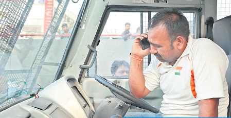 పోలీస్ వ్యాన్ డ్రైవర్ బీభత్సం: తాగి బండి నడిపి ఢీకొట్టాడు