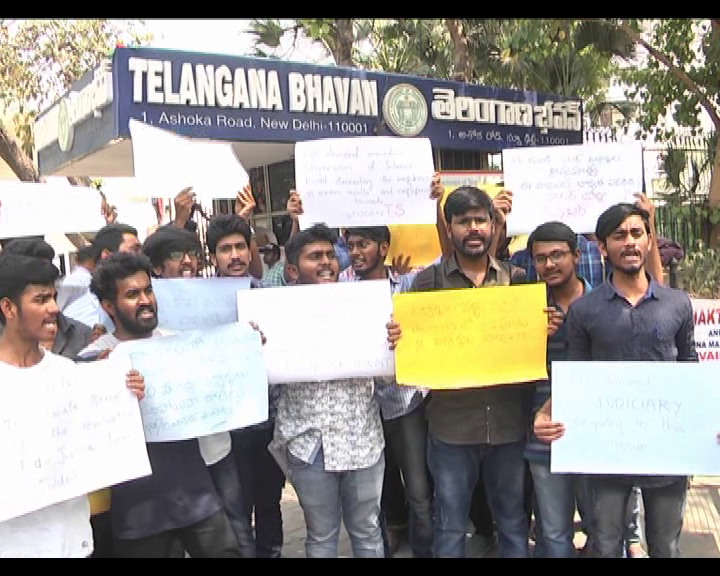 ఇంటర్ ఫలితాలపై ఢిల్లీ యూనివర్సిటీ స్టూడెంట్స్ నిరసన