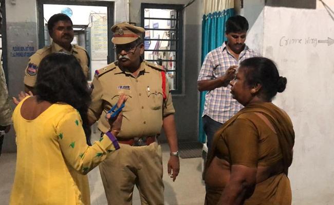 పోలీసులకు చుక్కులు చూపించిన యువతి