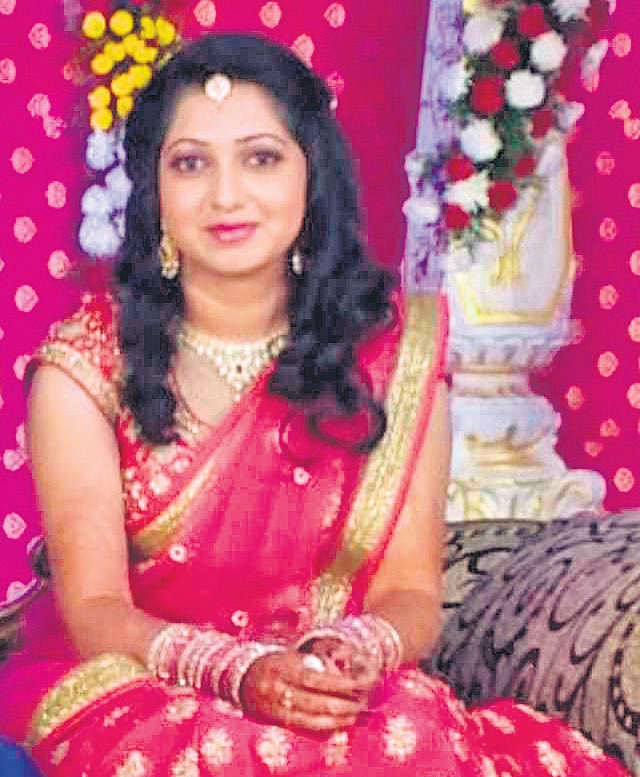 బిల్డింగ్ పై నుంచి దూకి వివాహిత ఆత్మహత్య