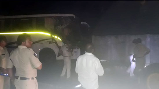 ఆర్టీసీ బస్సు-లారీ ఢీ : ఇద్దరు మృతి