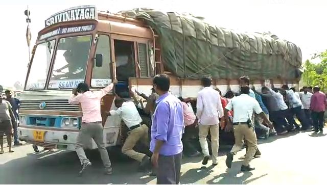 నడిరోడ్డుపై ఆగిపోయిన ట్రక్కు.. నిలిచిపోయిన ట్రాఫిక్