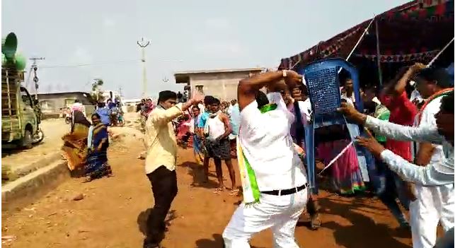 ఉత్తమ్ ప్రచారంలో TRS నిరసన : కుర్చీలతో దాడిచేసిన కాంగ్రెస్