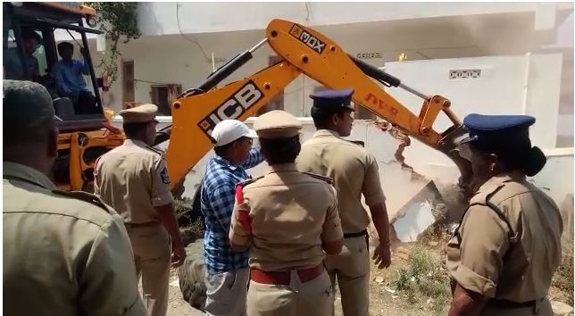 హైకోర్టు ఆర్డర్ తో అక్రమ కట్టడాన్ని కూల్చేశారు