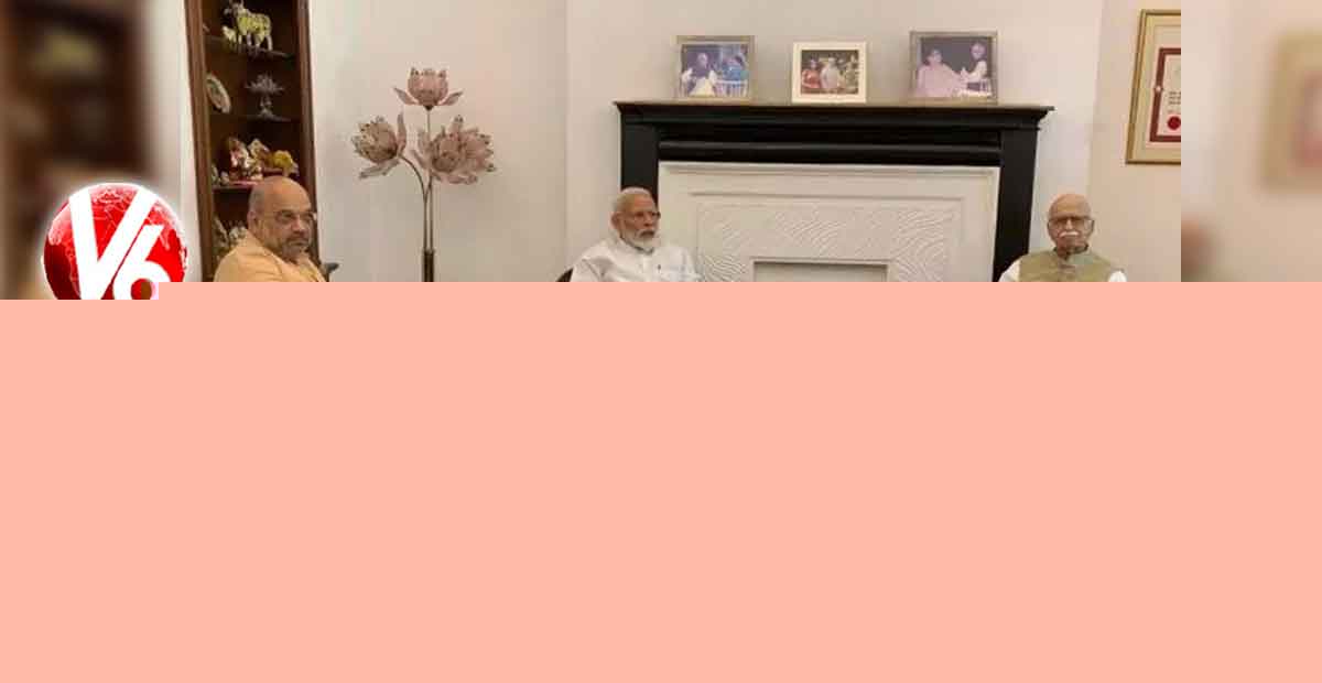 అద్వాని ఆశీస్సులు తీసుకున్న మోడీ,షా