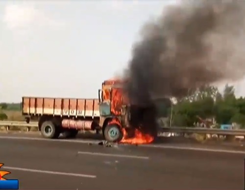 ఔటర్ రింగ్ రోడ్డుపై లారీ దగ్ధం