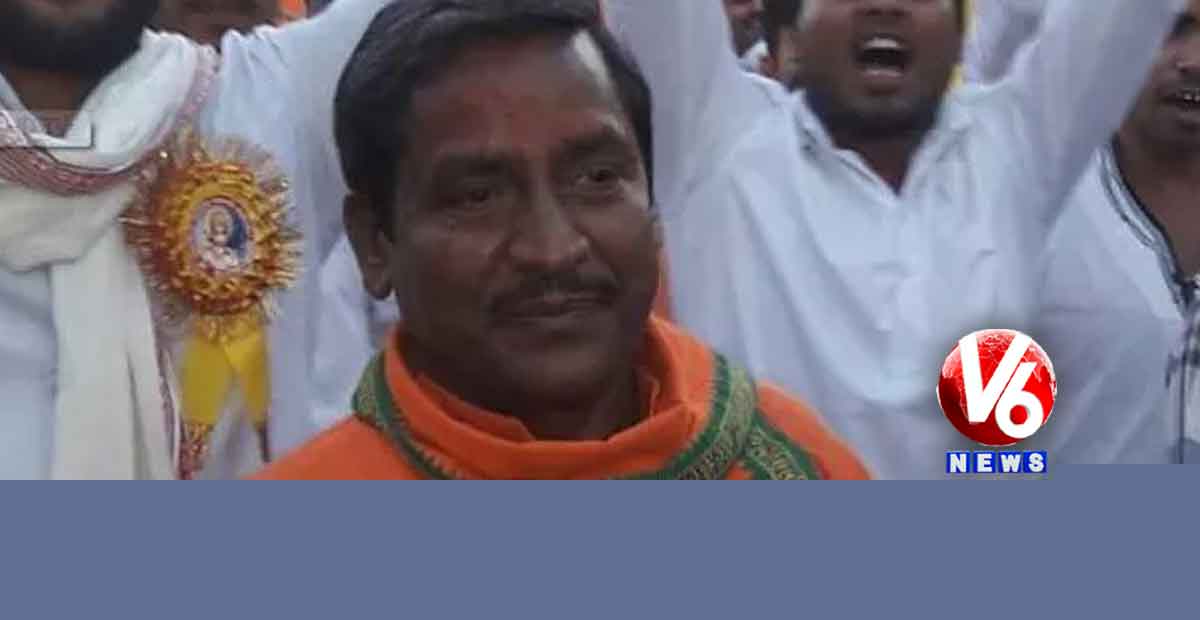 అధికారులు గౌరవించకుంటే షూ తో కొట్టండి: BJP మంత్రి