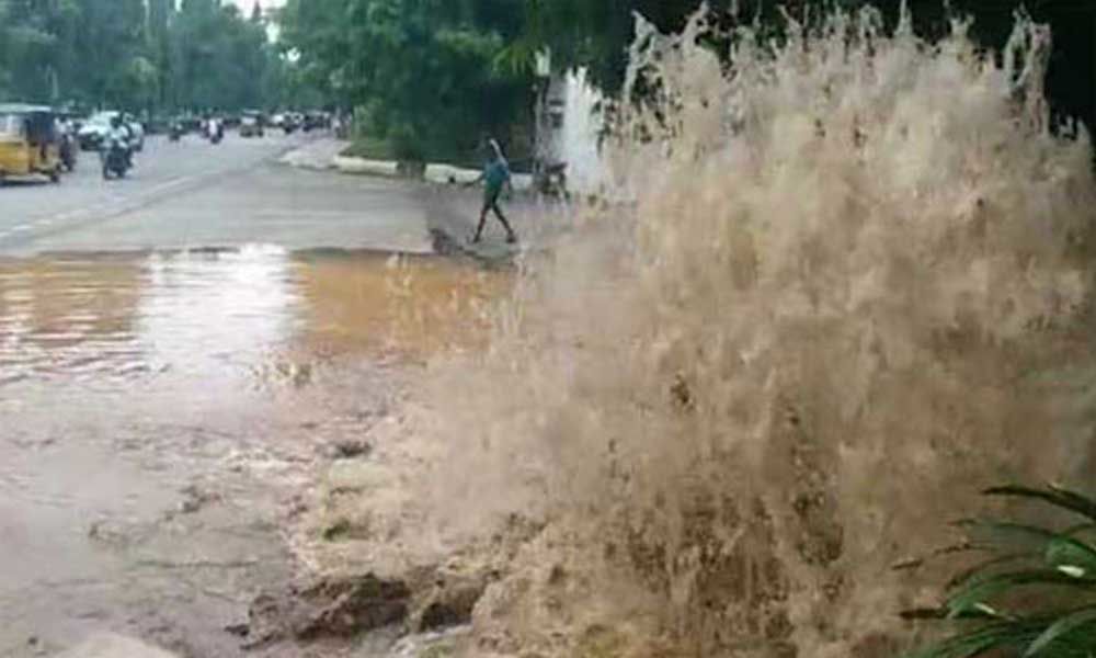 GHMC నిర్లక్ష్యం : వాహనదారుడికి గాయాలు