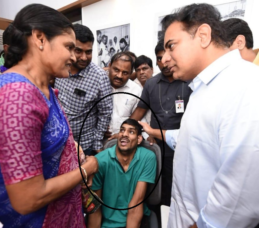 సందీప్ సాధించాడు : ఉద్యోగం ఇప్పిస్తానని KTR హామీ